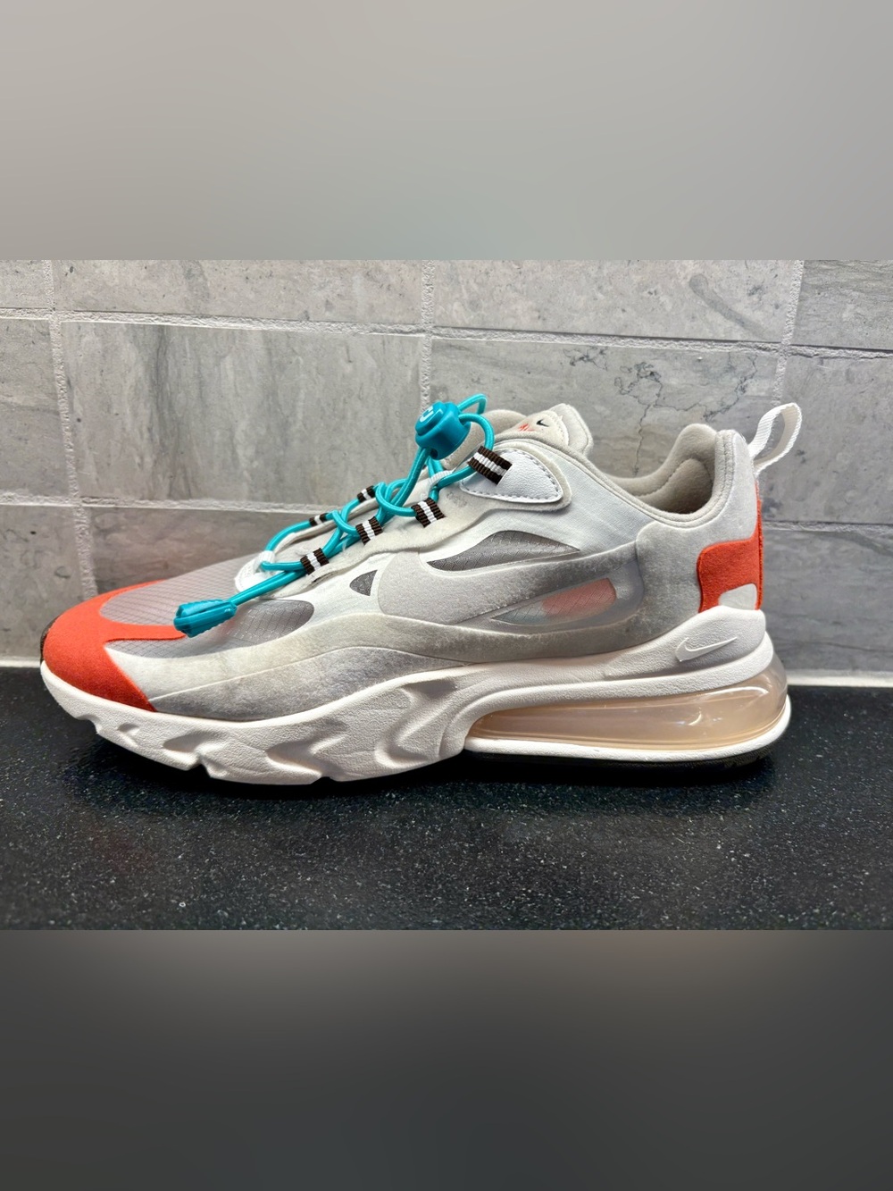 Women’s Nike Air Max 270 Sneakers. Size 9.5. Very good condition.